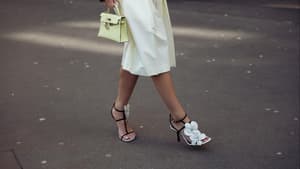 Sandalen mit floralen Applikationen