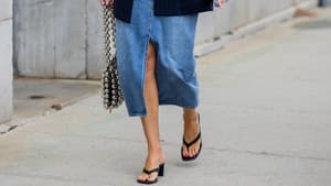 Frau trägt Flip Flops