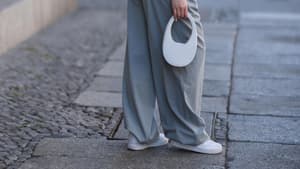 Frau mit weißen Sneakern