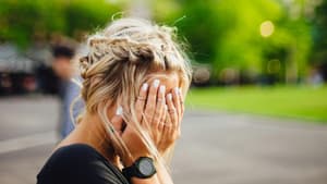 Frau ist wütend und verzweifelt