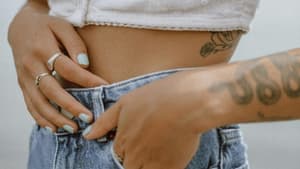 Frau hält Hand auf ihren Bauch