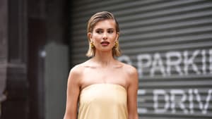 Xenia Adonts im gelben Kleid