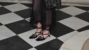 Frau mit geschlossenen Schuhen