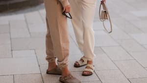 Zwei Frauen mit Birkenstock