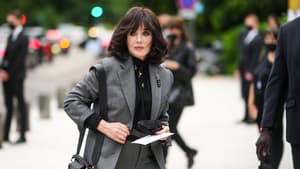 Frau trägt einen Long Bob mit Pony.