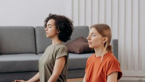 Frauen meditieren