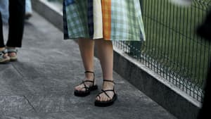 Frau mit Plateau-Sandalen