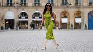 Grünes Kleid mit cremefarbenen Stiefeln