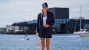 Frau kombiniert blauen Blazer mit Cap