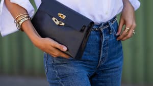 Jeans färbt ab: Frau mit dunkelblauer Jeans