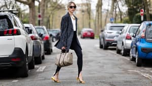 Frau in Leggings mit Blazer