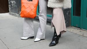 Frau mit weißen Boots