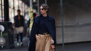 Frau in Herbst-Outfit
