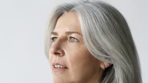 Frau mit grauen Haaren