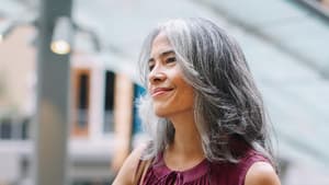 Frau mit grauen Haaren