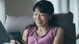 Frau lächelt in ihr Handy