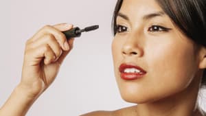 Frau trägt Mascara auf