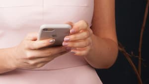 Frau hält Handy
