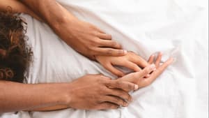 Mann und Frau zusammen im Bett