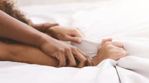 Zwei Hände umschließen die Handgelenke von zwei anderen Armen.