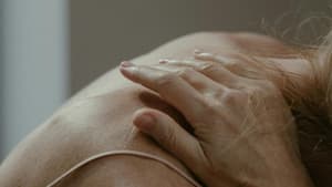 Frau zeigt ihren Rücken