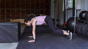 Frau macht Burpee Box Jumps