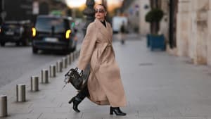 Frau trägt eckige Boots