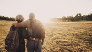 Frau und Mann von hinten halten sich im Arm.