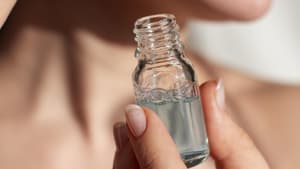 Frau trägt Hautpflege-Serum auf