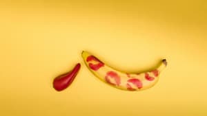 Banane mit Kussmund-Abdrücken