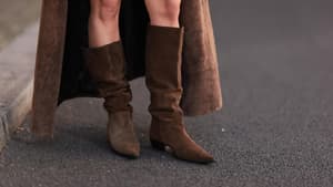 Frau mit Slouchy Boots