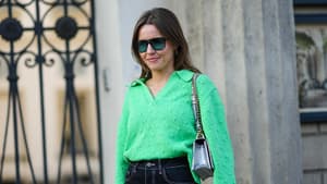 Frau in Preppy Pullover