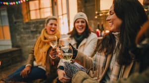 Freundinnen trinken Wein zusammen