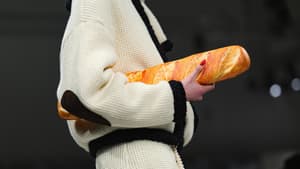Frau mit Baguette Handtasche von Moschino