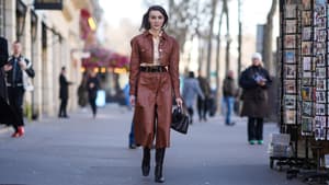 Frau in Leder-Culotte
