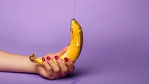 Frau hält Banane