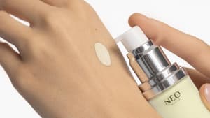 Intense Serum von Neo Make-up auf dem Handrücken.