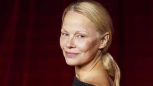 Pamela Anderson guckt über die Schulter nach hinten.
