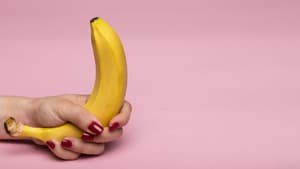 Weibliche Hand hält Banane
