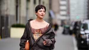 Frau mit Curtain Bang Pixie