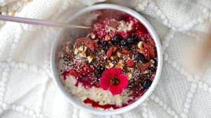 Porridge in einer Schüssel mit verschiedenen bunten Toppings.