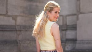 Frau von hinten blickt seitlich über die Schulter