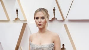 Scarlett Johansson auf dem roten Teppich in einem silbernen Kleid.