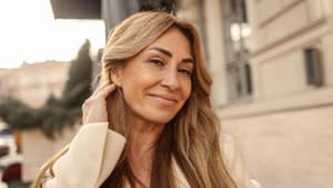 Frau streicht Haare hinters Ohr