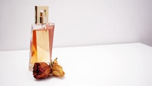 Parfum mit einem getrockneten Rosenkopf