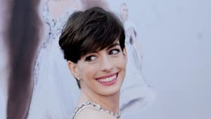 Anne Hathaway mit kurzen Haaren.