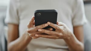 Frau am Smartphone