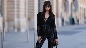 Frau in schwarzem Jumpsuit