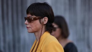 Frau von der Seite trägt einen Mixie Cut und eine Sonnenbrille.