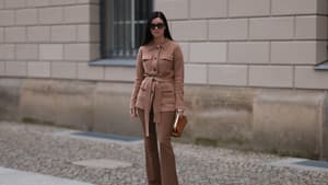 Frau in hellbraunem Ton-in-Ton-Outfit